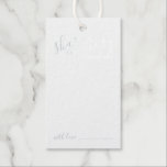 Étiquettes Cadeaux "Partager une mémoire" Mariage de script moderne S<br><div class="desc">Ajoutez une touche personnelle à votre mariage avec un conseil de mariage de script moderne et souhaite une carte de tag en feuille d'argent. Cette carte comporte le titre "partager une mémoire" en vrai argent style de police script moderne et détails dans le style de police sans serif moderne sur...</div>
