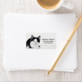 Étiquettes d'adresse de chaton pensif noir et blan (En situation)