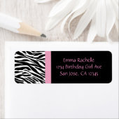 Étiquettes d'adresse de retour Chic Zebra (En situation)