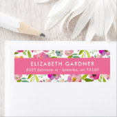 Étiquettes d'adresse de retour florales rose et ve (En situation)