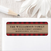 Étiquettes d'adresse de retour Red Plaid Kraft (En situation)