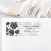 Étiquettes de adresse de fleurs gris élégants (En situation)