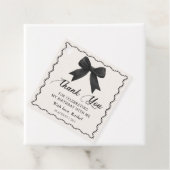 Étiquettes de faveur d'anniversaire à nœud noir él (En situation)