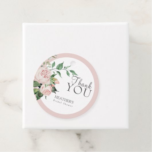 Étiquettes de faveur de douche nuptiale de pivoine (En situation)