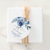 Étiquettes de faveur de fleurs bleues marine Pop q (En situation)
