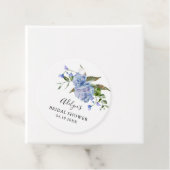 Étiquettes de faveur de mariage floral bleu rustiq (En situation)
