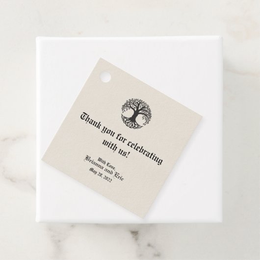 Étiquettes de faveur de monogramme de l'arbre de v (En situation)