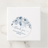 Étiquettes de faveur florales bleu poussiéreux (En situation)