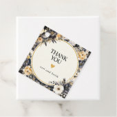 Étiquettes de faveur florales noir et blanc (En situation)