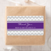 Étiquettes de mariage Grey Plum Chevron (En situation)