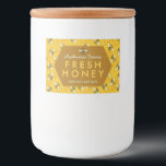 Étiquettes de pot de miel maison | Bees Honeypeb C<br><div class="desc">Ces étiquettes de bocaux motifs d'abeilles douces et uniques montrent des abeilles sur un arrière - plan léger et lumineux de nid d'abeille. Les abeilles jaunes et noires ont des ailes bleu-blanc gossamer. Ils rampent au-dessus du nid d'abeille. Sur la forme centrale à six côtés nid d'abeilles, vous pouvez ajouter...</div>