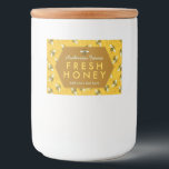 Étiquettes de pot de miel maison | Bees Honeypeb C<br><div class="desc">Ces étiquettes de bocaux motifs d'abeilles douces et uniques montrent des abeilles sur un arrière - plan léger et lumineux de nid d'abeille. Les abeilles jaunes et noires ont des ailes bleu-blanc gossamer. Ils rampent au-dessus du nid d'abeille. Sur la forme centrale à six côtés nid d'abeilles, vous pouvez ajouter...</div>