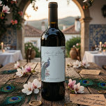 Étiquettes de vin de mariage élégantes à fleurs bl<br><div class="desc">Ces élégantes étiquettes de vin de mariage au motif floral bleu Paon présentent un paon dessiné à la main en bleu et sarcelle perché sur des branches de magnolia en pleine floraison, illustré à l'encre noire, sur un fond bleu clair élégant. Conçues pour les mariages, ces étiquettes de vin personnalisées...</div>