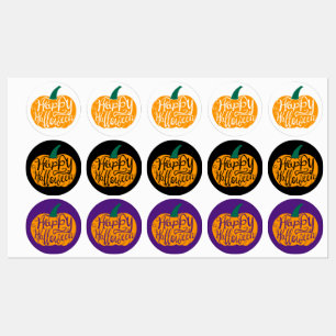 Étiquettes Joyeux Halloween lettrage sur citrouille sculptée