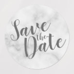 Étiquettes Marbre moderne Script mariage Enregistrer la date<br><div class="desc">Script moderne Save the Date Étiquettes avec le titre "Save the Date" en gris police de caractères modernes sur arrière - plan en marbre blanc.</div>