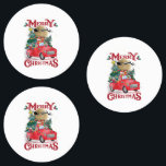 Étiquettes Merry Christmas Vintage Red Santa Truck<br><div class="desc">Joyeux Noël Vintage Red Père Noël Truck Êtes-vous un fan de Père Noël, bonhomme de neige, elfe, renne, saison de Noël? drôle Noël Mon Cute Père Noël, bonhomme de neige, renne, Ils roulent un Vintage Père Noël Truck rempli de cadeaux et bonbons de Noël et de neige autour, le design...</div>
