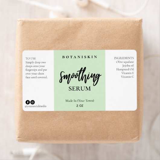 Étiquettes modernes du sérum à visage vert (En situation)