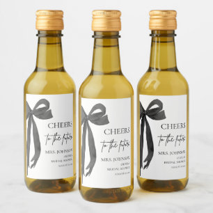 Étiquettes Pour Bouteilles De Vin La Bow Noire Brille À La Future Fête des mariées
