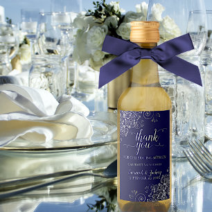 Étiquettes Pour Bouteilles De Vin Lacy Silver sur le Mariage bleu marine Merci Mini
