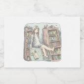 ÉTIQUETTES POUR BOUTEILLES DE VIN MOUSSEUX さなやくじ　水色のお部屋で、たくさんある本棚の一つの上に座っている素足の女性のイラスト (Étiquettes simples)