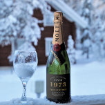 Étiquettes Pour Bouteilles De Vin Mousseux 50th Birthday Born 1973 Ajouter Nom Black Gold<br><div class="desc">Anniversaire personnalisé ajoutez votre nom et étiquette de bière année. Modifiez le nom et l'année avec le modèle fourni. Un merveilleux accessoire de fête d'anniversaire personnalisé. Plus de cadeaux et de fournitures de fête disponibles avec le design "normes de fixation" dans le magasin.</div>