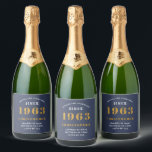 Étiquettes Pour Bouteilles De Vin Mousseux 60th Birthday Born 1963 Ajouter Nom Blue Gold<br><div class="desc">Anniversaire personnalisé ajoutez votre nom et étiquette de vin mousseux année. Modifiez le nom et l'année avec le modèle fourni. Un magnifique accessoire de fête d'anniversaire bleu personnalisé. Plus de cadeaux et de fournitures de fête disponibles avec le design "de normes de fixation" dans le magasin.</div>