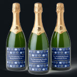 Étiquettes Pour Bouteilles De Vin Mousseux Cute Hanoukka Dreidel Menorah Personnalisable Part<br><div class="desc">Joli étiquette de vin pétillant de la fête Hanoukka en bleu joli avec un motif cool de la star du judaïsme,  rêvé pour les jeux de Chanoukah amusants,  et la menorah juive. Joli accessoire de dîner de vacances ou cadeau d'invité avec votre nom de famille customisé en blanc.</div>