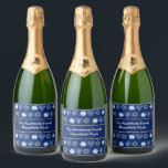 Étiquettes Pour Bouteilles De Vin Mousseux Cute Hanoukka Dreidel Menorah Personnalisable Part<br><div class="desc">Joli étiquette de vin pétillant de la fête Hanoukka en bleu joli avec un motif cool de la star du judaïsme,  rêvé pour les jeux de Chanoukah amusants,  et la menorah juive. Joli accessoire de dîner de vacances ou cadeau d'invité avec votre nom de famille customisé en blanc.</div>