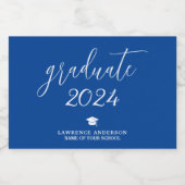 Étiquettes Pour Bouteilles De Vin Mousseux Élégant Script Royal Blue Graduate 2024 Graduation (Étiquettes simples)