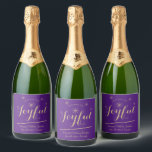 Étiquettes Pour Bouteilles De Vin Mousseux Festive est la saison pour être Joyful Elegant Cad<br><div class="desc">Festive est la saison pour être Joyful Elegant Cadeau donnant violet et or Étiquette vin mousseux. Cliquez sur personnaliser ce modèle pour le customiser avec votre propre nom rapidement et facilement. Fait un cadeau de bureau parfait ou cadeau à des amis et à la famille placé sur une bouteille de...</div>