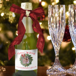 Étiquettes Pour Bouteilles De Vin Mousseux Fun Christmas Wreath avec photo Cute Holiday Mini<br><div class="desc">Ces étiquettes de mini bouteilles de vin mousseux sont parfaits pour les brasseurs à la maison ou pour toute personne qui souhaite offrir des mini bouteilles de boisson mousseuse en cadeau ou en fête. Le design comprend une couronne de vacances à feuillage persistant amusante avec un arc rouge, des cloches,...</div>