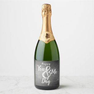 Étiquettes Pour Bouteilles De Vin Mousseux Joyeux anniversaire sur fond tableau noir