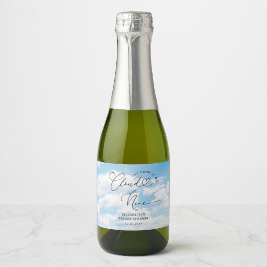 Étiquettes Pour Bouteilles De Vin Mousseux La Mariée Est Sur Cloud Neuf Fête des mariées (Devant)
