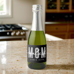 Étiquettes Pour Bouteilles De Vin Mousseux Maman la plus cool depuis 20XX Moderne Simple Prep<br><div class="desc">Ce design simple et moderne est composé de la typographie de san serif.</div>