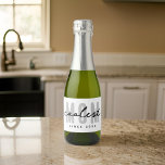 Étiquettes Pour Bouteilles De Vin Mousseux Maman la plus cool depuis 20XX Moderne Simple Prep<br><div class="desc">Ce design simple et moderne est composé de la typographie de san serif.</div>