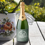 Étiquettes Pour Bouteilles De Vin Mousseux Rustic Mountain Adventure Green Chalkboard Mariage<br><div class="desc">Faites de votre mariage une grande fête avec nos Étiquettes de vin mousseux Rustic Mountain Adventure Green Chalkboard Mariage ! Conçus avec amour et conçus pour refléter la beauté de la nature, ces étiquettes arborent un charmant logo orné de montagnes, de palmiers et d'un symbole cardiaque, accompagné de l'élégante citation...</div>