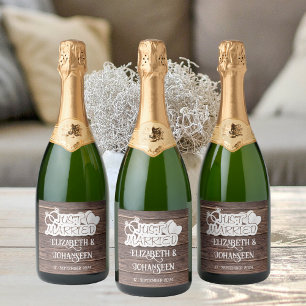 Étiquettes Pour Bouteilles De Vin Mousseux Rustic Wood vient de se marier Mariage de typograp