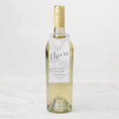 Étiquettes Pour Bouteilles mariage en marbre "Cheers" Classy élégant Script (Sur bouteille)
