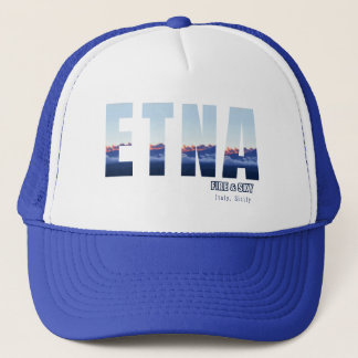 Etna-vulkaan rookt in de avond trucker pet