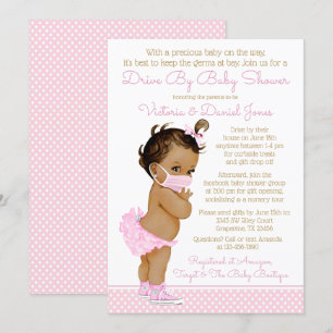 Etnisch babymeisje met mondkapje rijden door Baby Kaart