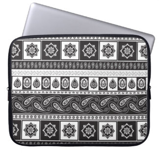Etnisch zwart wit: tijdloos patroon laptop sleeve