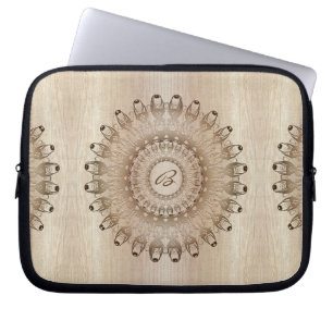 Etnische mandala op houtachtergrond. Monogram. Laptop Sleeve
