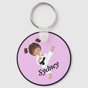 Etnische Meisjes Karate Kick Met Roze Yin Yang Sleutelhanger