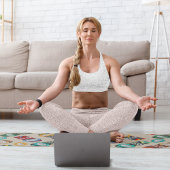 Etnische stammaskers yogamat