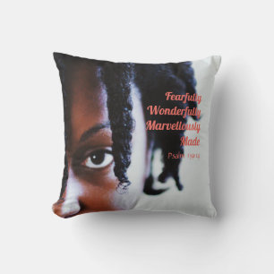 Etnische vrouw heeft Christelijk geel gemaakt Kussen