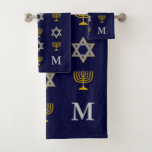 Étoile juive moderne de David Menorah Monogramme<br><div class="desc">Serviette de bain moderne monogrammée sur le thème juif, montrant faux or et argent STAR OF DAVID et MENORAH dans un motif carrelé contre un arrière - plan bleu minuit. Le coin inférieur droit a un MONOGRAMME PERSONNALISABLE pour que vous puissiez ajouter votre propre initiale. Idéal pour Hanoukka et autres...</div>