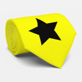 Étoile noire sur la cravate jaune (Roulé)