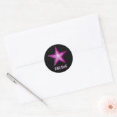 Étoile rose 'Nom' autocollant rond noir (Enveloppe)