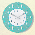 Etoiles blanches turquoises Motif Rétro Horloge mu<br><div class="desc">Une horloge murale rétro avec un motif arrière - plan d'étoiles turquoises et blanches avec un visage blanc et des lettres bleues et noires. Customiser pour changer les couleurs arrière - plans et plus encore.</div>