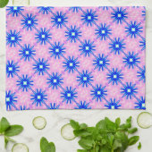 étoiles bleues joyeuses sur serviette rose (Plié)